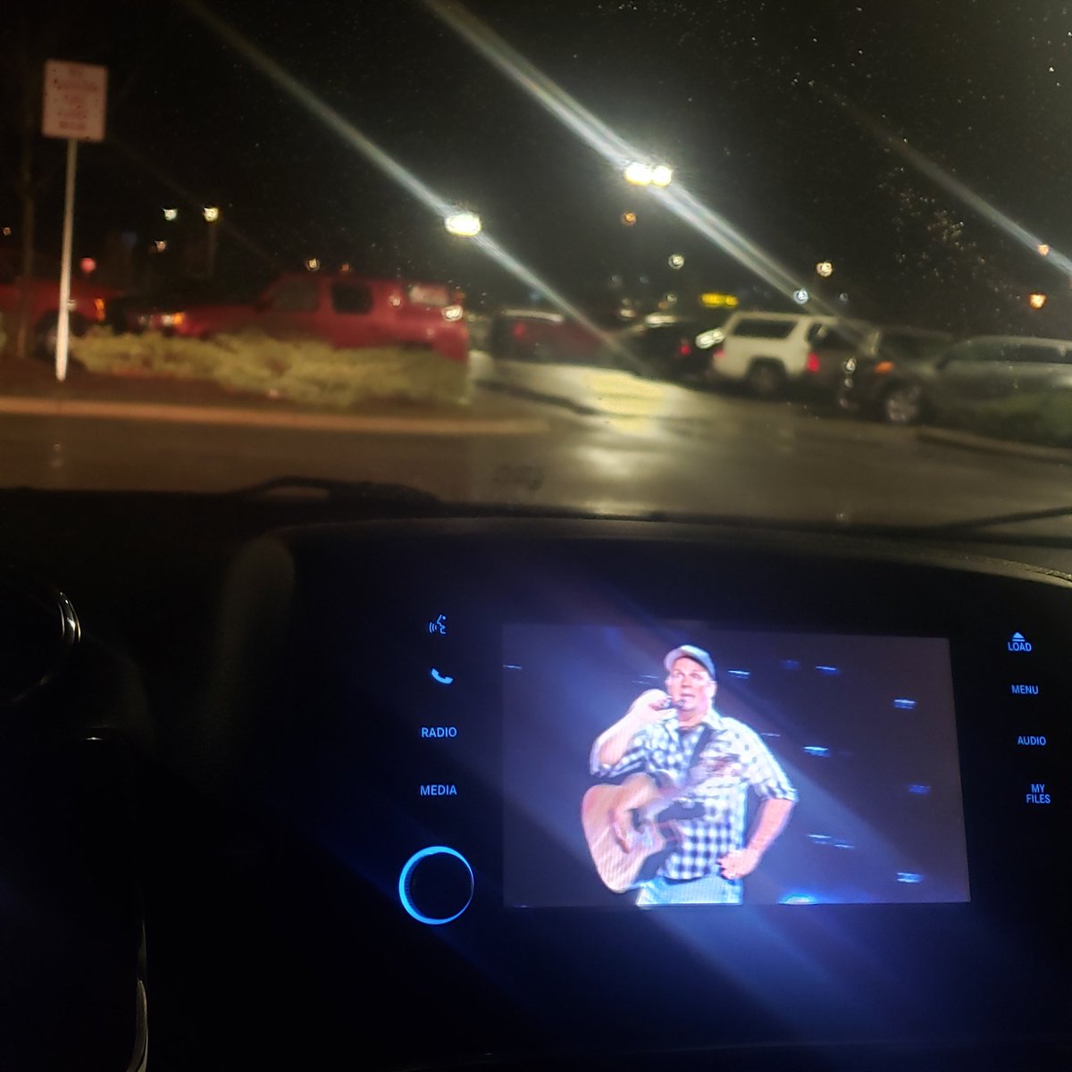 LucasMcW's tweet photo. Watching @garthbrooks from The Wynn while my wife &amp; son hit the early Black Friday deals. Waiting to watch #GarthInYankeeStadium tonight on @AETV !! #GarthWeek https://t.co/Ke4ikRaX5c