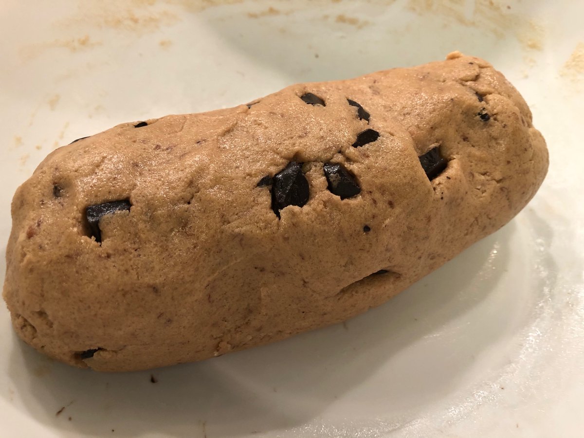 elleameno_p's tweet photo. Vegan + gluten free chocolate chip cookies in the oven. Apple pie in box. Waiting for Black Friday to begin... https://t.co/38vbnFPQIm