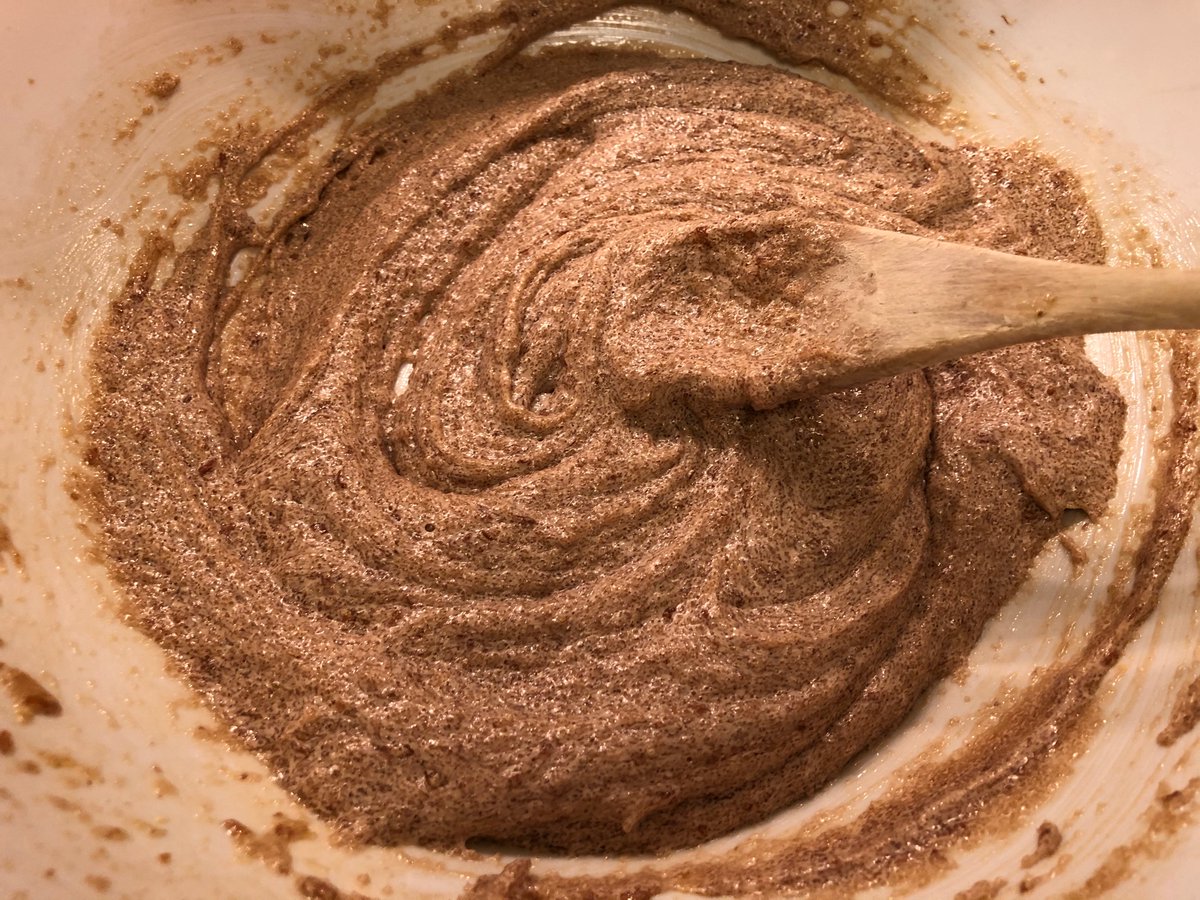 elleameno_p's tweet photo. Vegan + gluten free chocolate chip cookies in the oven. Apple pie in box. Waiting for Black Friday to begin... https://t.co/38vbnFPQIm