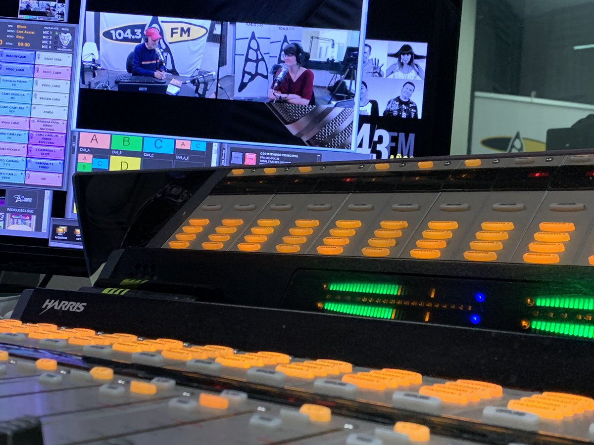 RadioUdeG's tweet photo. 📻🎶|| Sintonízanos ahora en #RadarFIM con el Máster @BlancdeBlancs y Andrea Ríos de @FIMProGDL.
Por el 104.3 de FM o https://t.co/7KuyqaYnb9 https://t.co/P3KkjCO8go