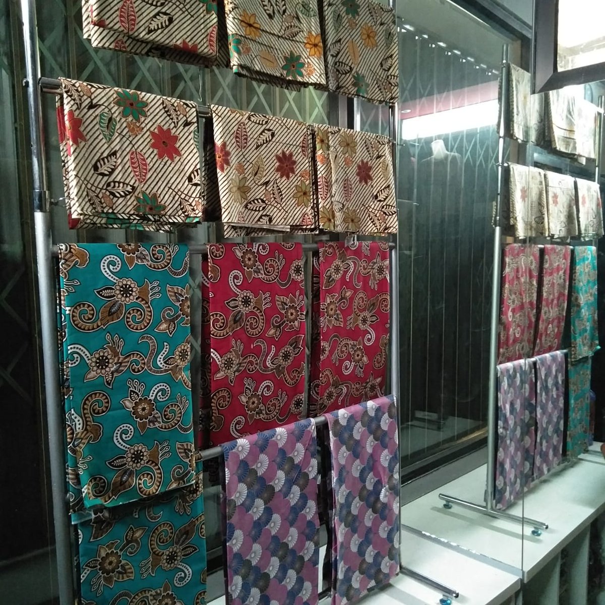 rumahbatikrbp's tweet photo. Suasana toko saat sedang tutup. Terlihat beberapa motif kain batik yang bisa dipesan seragam untuk berbagai acara.

#surakarta #batik #batikpekalongan #indonesia #trustedolshop #trustedonlineshop #trusted #olshopindo #olshopsolo #onlineshop #jualanku #olshopsby #jualbaju https://t.co/SMIJ8fSLqa