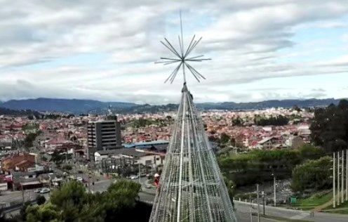 _REDInformativa's tweet photo. El árbol de navidad más grande del país está listo, será inaugurado la primera semana de diciembre. 📽 #FlyRed
https://t.co/dMmp4Vjwyi https://t.co/T9D6hRzkgP