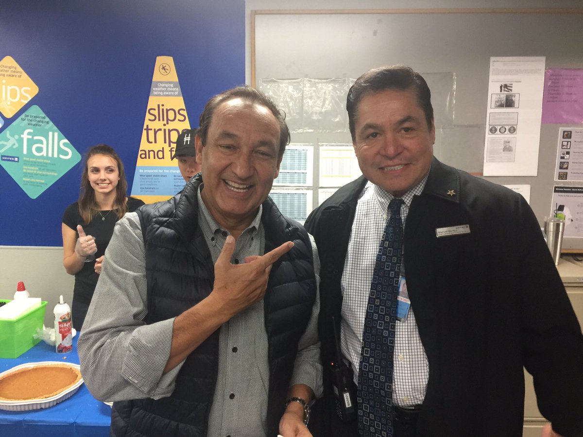 DctUnited's tweet photo. @DctUnited @AlbertoDiaz_UAL @Maggie_Ronan @weareunited @mason5525 #beingUnited 🦃SO MUCH FOR WHICH TO BE THANKFUL.  THANK YOU UNITED LAX.  HAPPY THANKSGIVING‼️ https://t.co/mMJuARw4j9