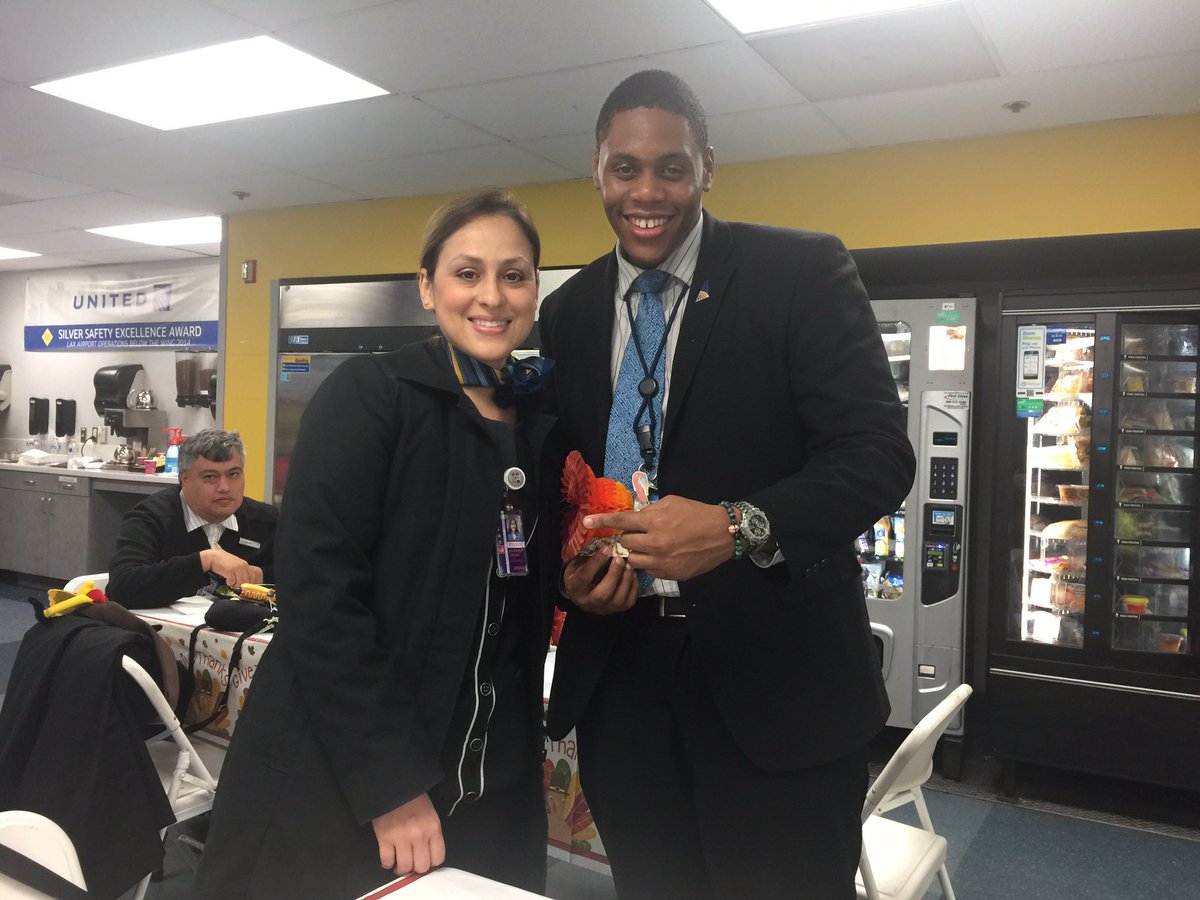 DctUnited's tweet photo. @DctUnited @AlbertoDiaz_UAL @Maggie_Ronan @weareunited @mason5525 #beingUnited 🦃SO MUCH FOR WHICH TO BE THANKFUL.  THANK YOU UNITED LAX.  HAPPY THANKSGIVING‼️ https://t.co/mMJuARw4j9