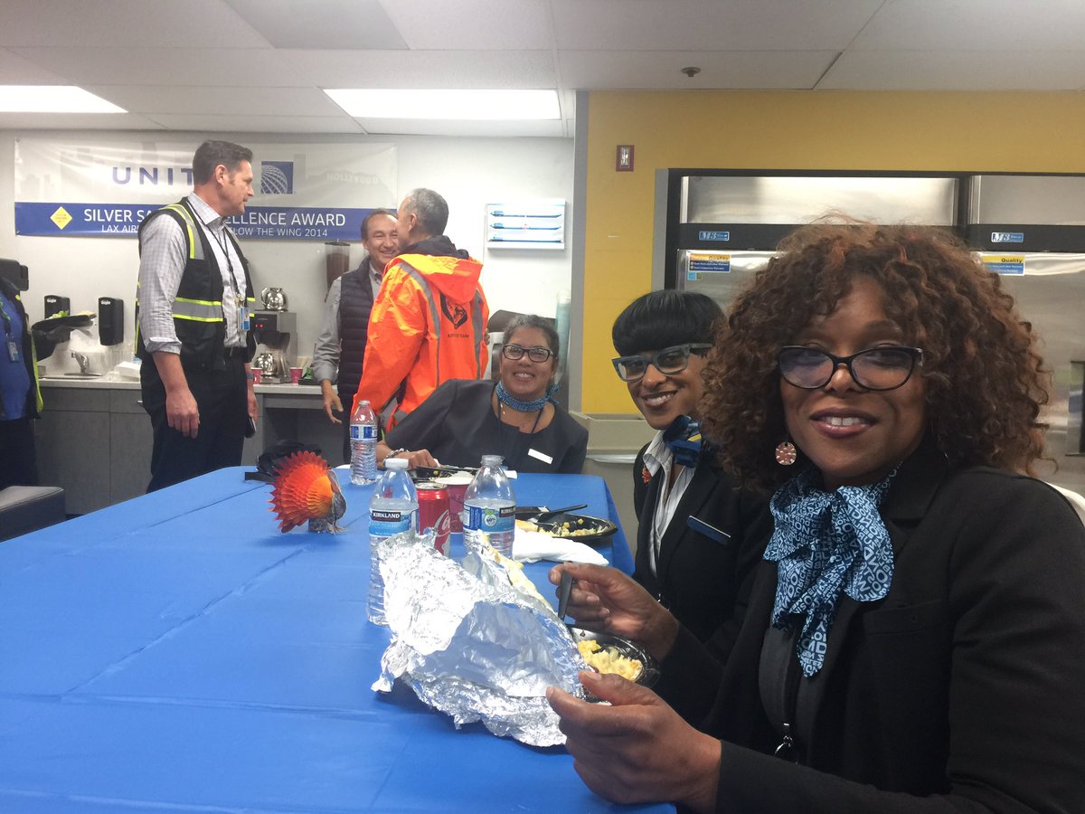 DctUnited's tweet photo. @DctUnited @AlbertoDiaz_UAL @Maggie_Ronan @weareunited @mason5525 #beingUnited 🦃SO MUCH FOR WHICH TO BE THANKFUL.  THANK YOU UNITED LAX.  HAPPY THANKSGIVING‼️ https://t.co/mMJuARw4j9