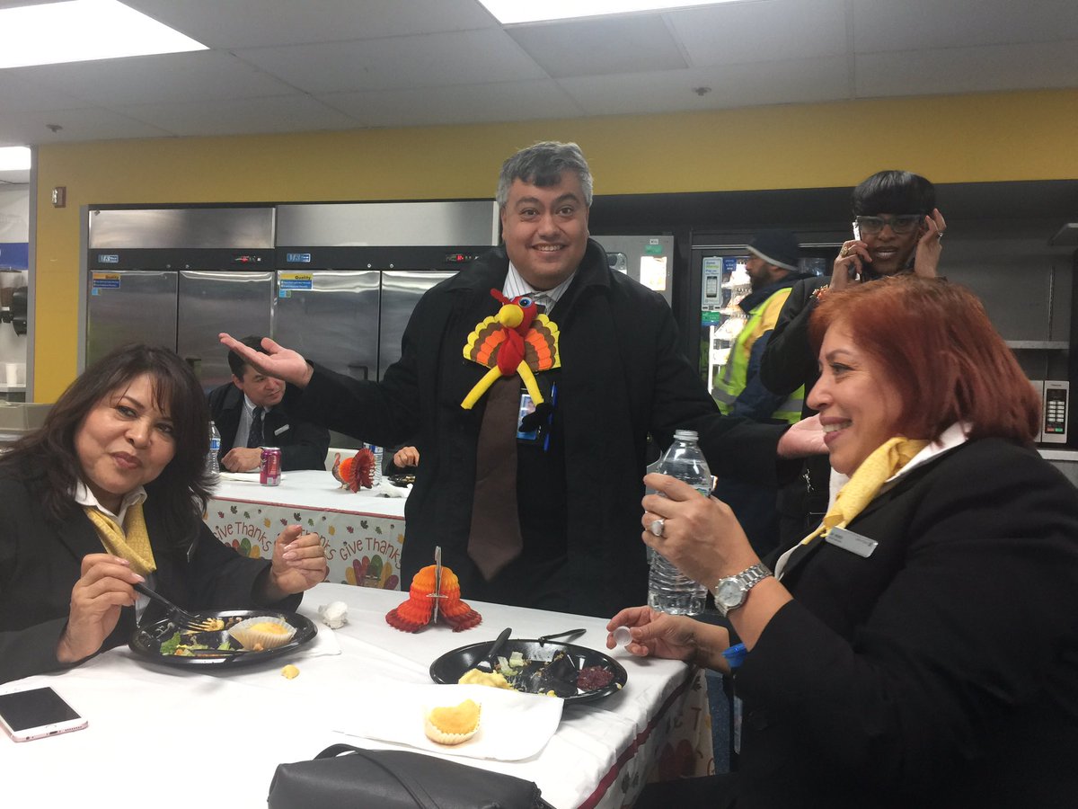 DctUnited's tweet photo. @DctUnited @AlbertoDiaz_UAL @Maggie_Ronan @weareunited @mason5525 #beingUnited 🦃SO MUCH FOR WHICH TO BE THANKFUL.  THANK YOU UNITED LAX.  HAPPY THANKSGIVING‼️ https://t.co/mMJuARw4j9