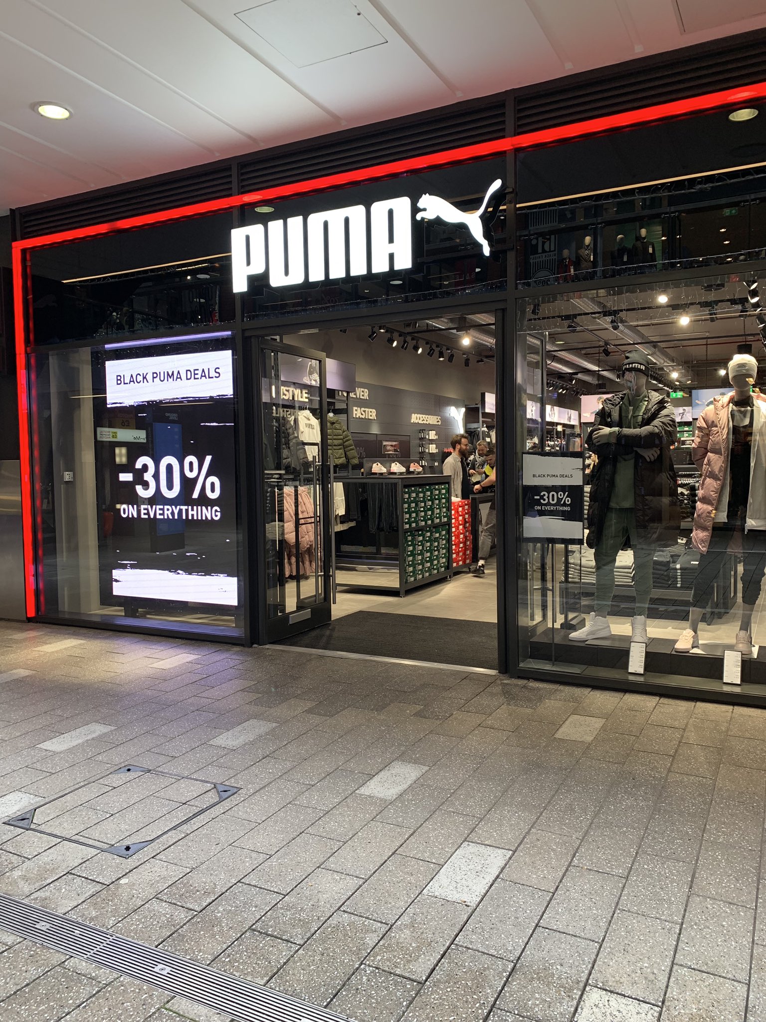 Puma outlet. Пума Лондон. Внуково аутлет Пума. Shopping in London London Designer Outlet.