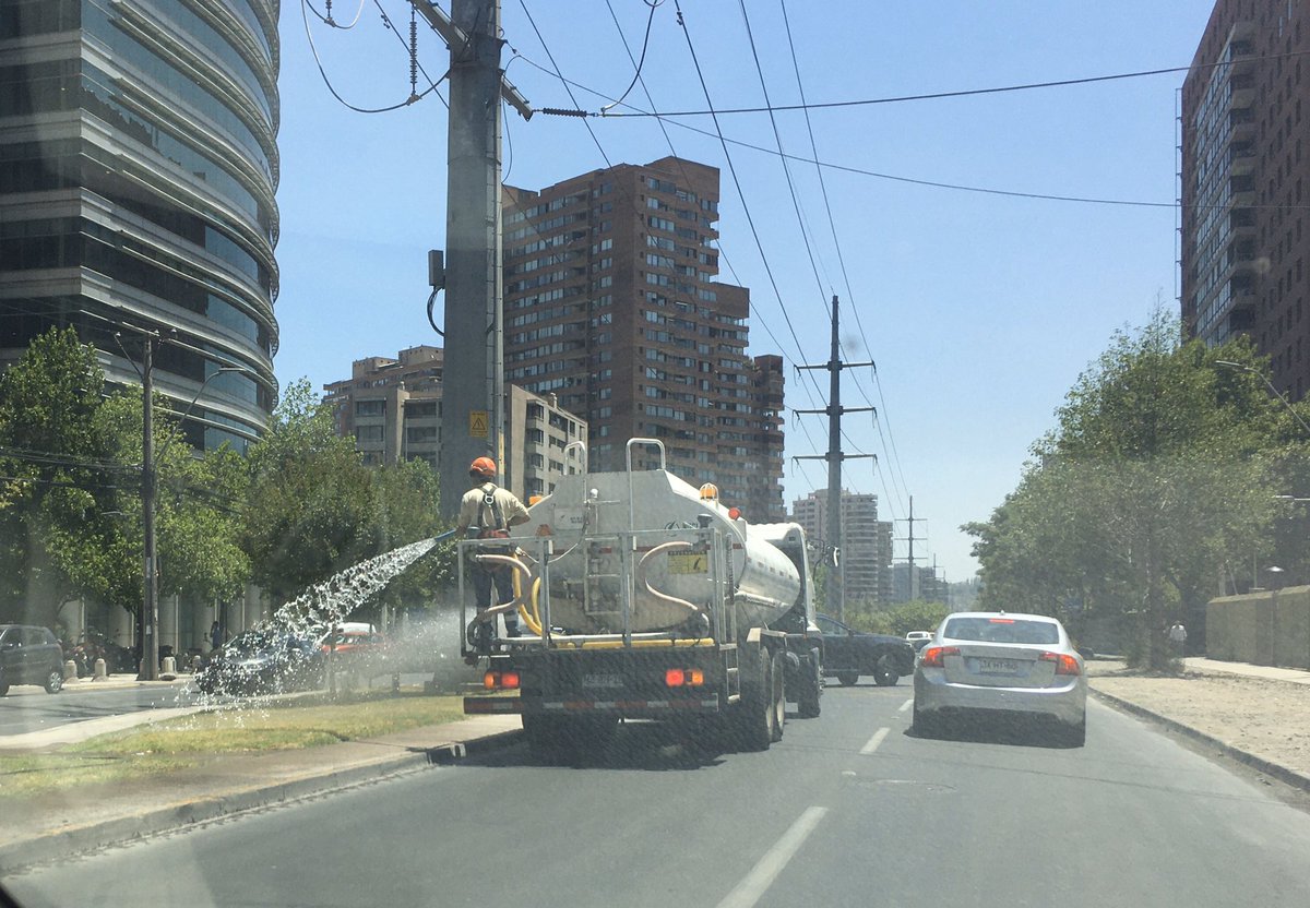 fvallejoa's tweet photo. @LavinJoaquin @Muni_LasCondes quizás sea mejor regar de noche o madrugada (no a las 14hrs), así el agua no se evapora y no se generan tacos extras. https://t.co/eeNLCCcXvF