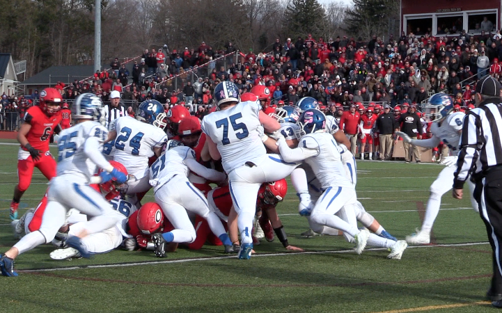 SPBowley's tweet photo. This is as close as Cheshireโs Shumilla got to the goal line on his initial push and after a second effort. Well short.
Southingtonโs Ryan Andrews, the big fella 75, didnโt budge at the point of attack and LB Max Casella (43) plugged the only escape route #tchsfb https://t.co/CuUjjrVvsA