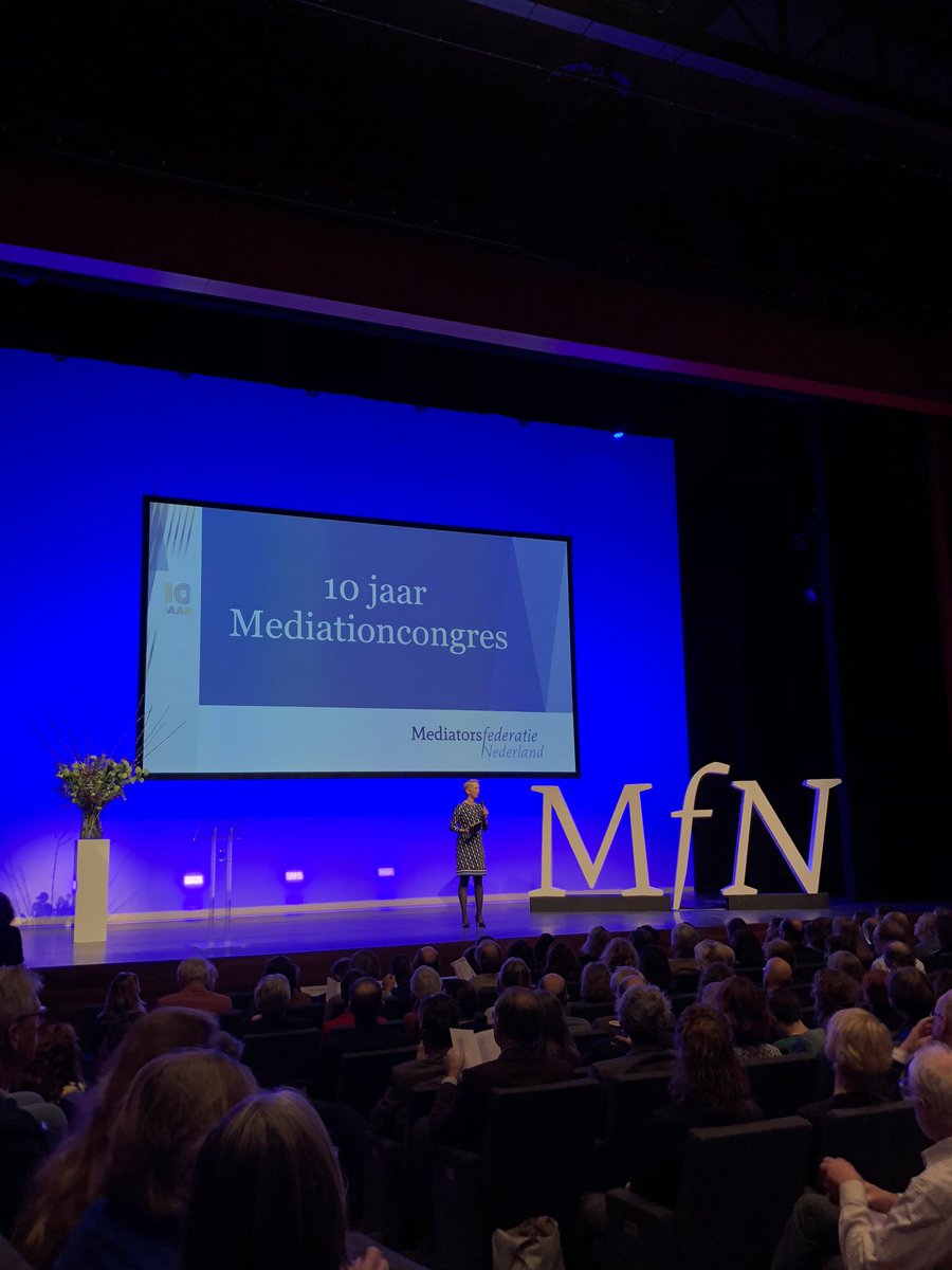 Een goede dagvoorzitter is ook wat waard! Complimenten voor <a href="/marijkeroskam/">Marijke Roskam</a> tijdens <a href="/mediationcngrs/">Mediationcongres</a> #MfN in Bussum vandaag! Goed voorbereid en ingelezen, rustig en zeer fijne stem!
