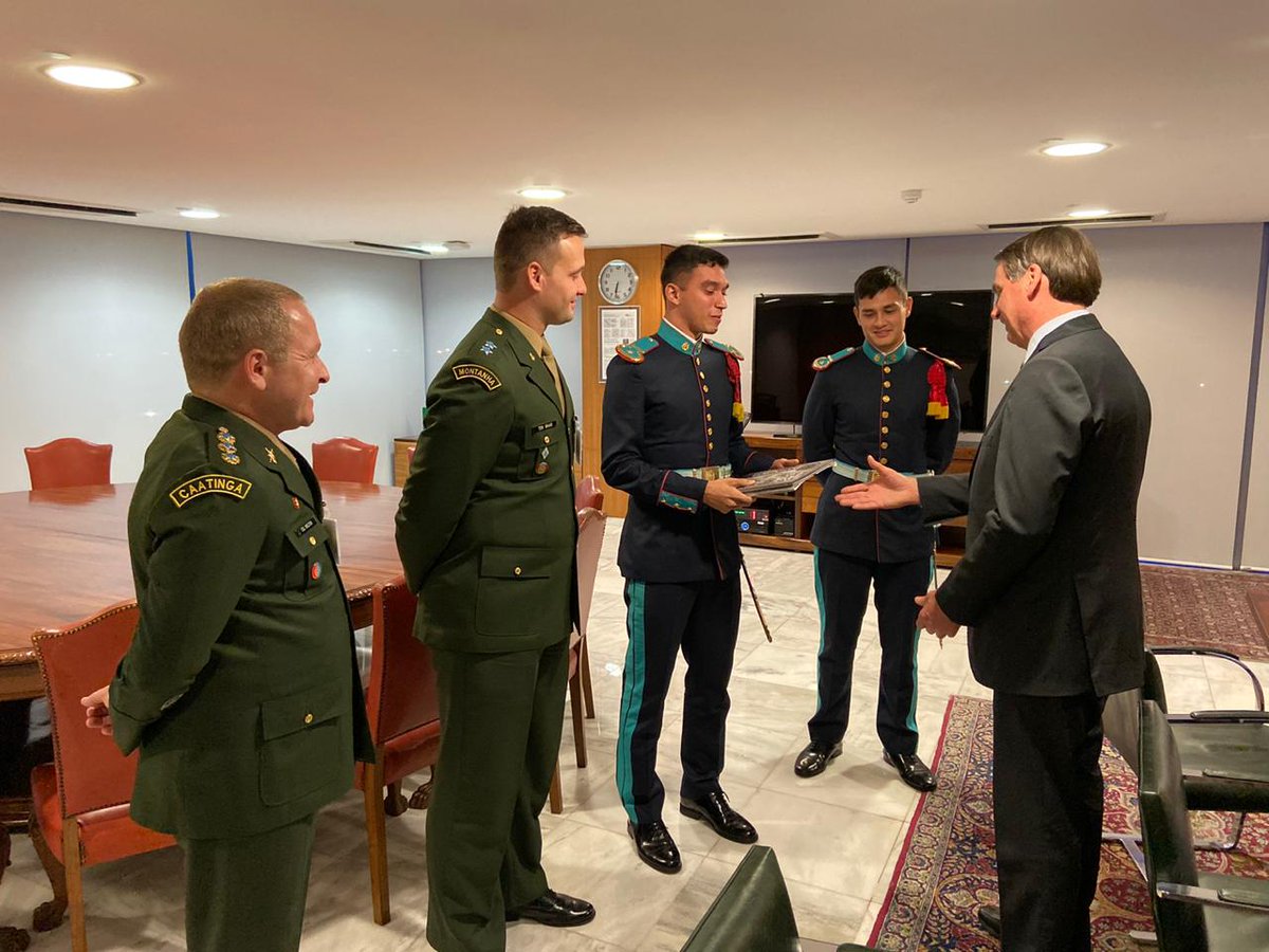 alphaconvites's tweet photo. É uma honra estar presente em um momento tão especial.
Entrega dos convites da AMAN para o nosso Presidente @jairbolsonaro e Vice @GeneralMourao 🇧🇷🇧🇷 Turma 70 anos da Vitória da Força Expedicionária Brasileira FEB
#academiamilitardasagulhasnegras #aman https://t.co/V6A8ByppnB