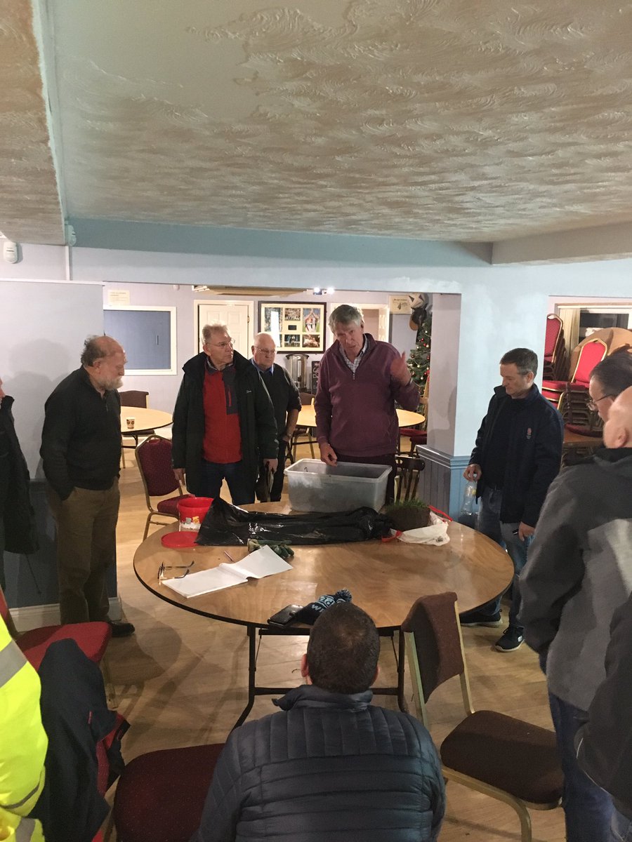 RFU_Facilities4's tweet image. Some show &amp;amp; tell @rugbygroundsmen evening @thetfordrfc with Mark from @NorthWalshamRFC presenting his pitch. Allan Moore explaining what we are looking for #rootdepth #compaction #weeds