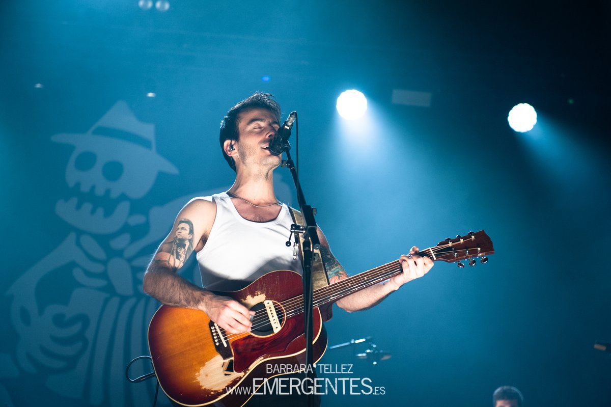 emergentes_es's tweet photo. LA MODA VUELVE A REVENTAR EL WIZINK 👉 https://t.co/uN4TuzJEDT

"Cantamos a lo que nos atormenta y a lo que nos empuja, y lo hicimos juntos. "

Con: @estoeslamoda @promosinfronteras

📸 y 🖋️:  @bbemergentes
#lamoda #lamaravillosaorquestadelalcohol https://t.co/fzEy6Q8ag6