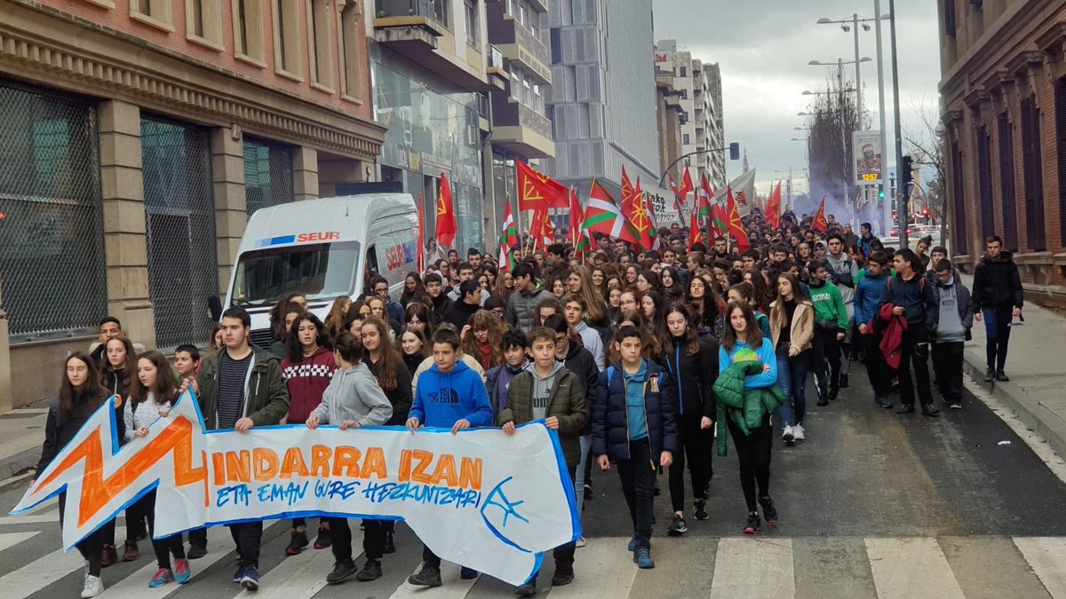 ernaigazte's tweet photo. Ezer oparituko ez dietenaren kontzientzia hartuta atera dira kalera gaur ehunka ikasle 🎁

Bidasoaren bi aldeetatik, Euskal Herrirako Hezkuntza Sistema Propioaren aldeko borroka marrazteko #IndarraIzan 🔌

Gora ikasle abertzale, euskaldun eta feministak!

Gora @IkasleBorroka ✊ https://t.co/lSpV2IFDMG