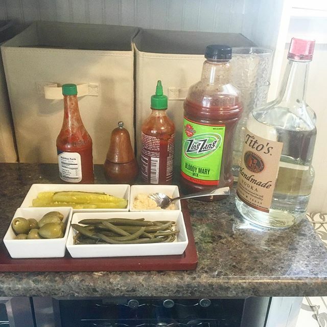 ABitofTLCblog's tweet photo. Kicking off Thanksgiving with our family’s tradition: #bloodymarybar and Alice’s Restaurant playing in the background. 😊
•
Happy Thanksgiving everyone! ❤️ 🦃 🍁 🍽 https://t.co/6x1teT1cCn https://t.co/u0JlkZMOOw