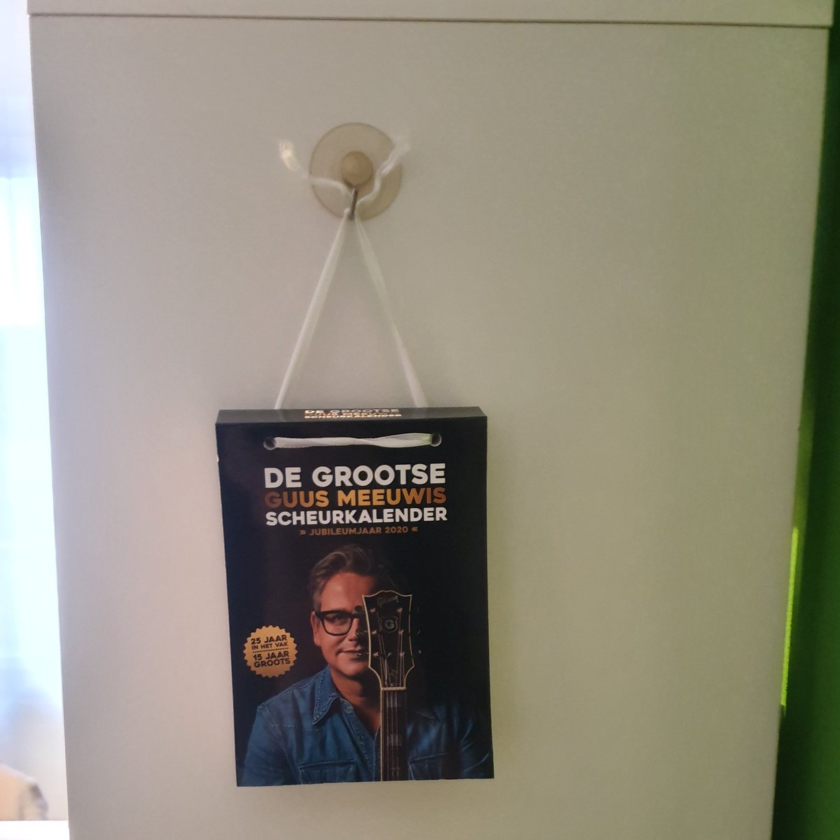 P_M_Vermeulen's tweet photo. Traktatie van jubilaris Guus Meeuwis 😁 Bedankt Guus (@guusmeeuwis)! Hij hangt! #25JaarGuusMeeuwis #GuusMeeuwis #TrouweFan https://t.co/V7Z6vYSvqN