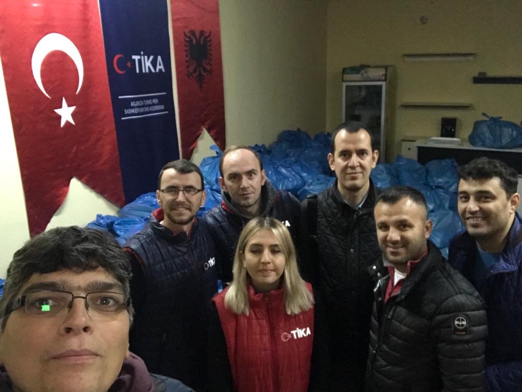 Tika_Kosovo's tweet image. #Arnavutluk’un kuruluş yıldönümünde #Dıraç’ta yaşanan deprem felaketinin yaralarını sarmak için @TikaTiran koordinasyonunda #Tiran ve #Shijak’ta yaşayan Arnavut ve Rom 500 depremzedeye 3.gün sonunda yardımların ulaşmasına katıldık.