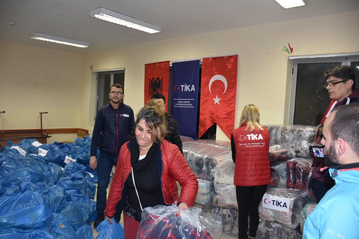Tika_Kosovo's tweet image. #Arnavutluk’un kuruluş yıldönümünde #Dıraç’ta yaşanan deprem felaketinin yaralarını sarmak için @TikaTiran koordinasyonunda #Tiran ve #Shijak’ta yaşayan Arnavut ve Rom 500 depremzedeye 3.gün sonunda yardımların ulaşmasına katıldık.