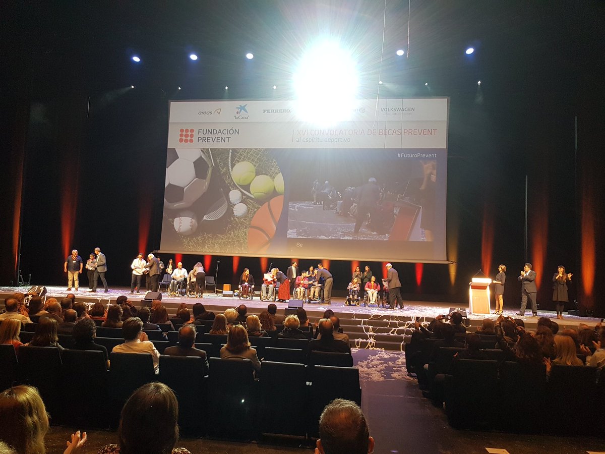 FPrevent's tweet photo. Los deportistas de la @fcedf_ reciben también la merecida beca al espíritu deportivo #FuturoPrevent https://t.co/2ThYLgPMR6