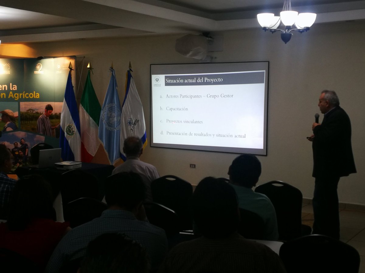 ErickChang_sv's tweet image. Disertación de Dr. Emilio Suadi Director Ejecutivo de @CENTAELSALVADOR que nos habló sobre uso de análisis de datos y Bigdata para mapeo digital de suelos #AgroBigdata #innovacionsv