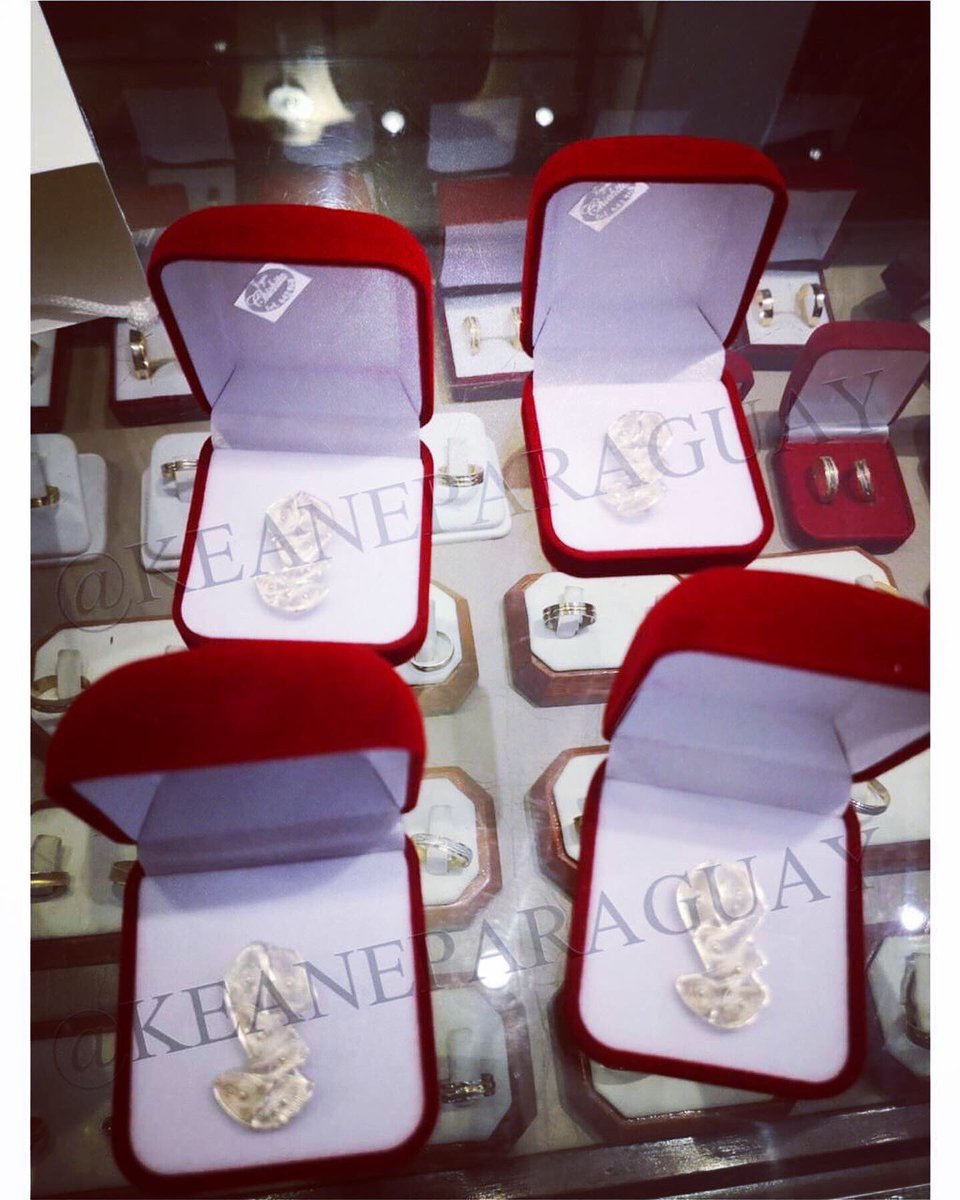 keaneparaguay's tweet photo. Queremos mostrarles los regalitos q hemos entregado a los chicos en nombre de todos los fans, un pequeño detalle para demostrar nuestro aprecio y lo felices q estamos por su retorno con el #CauseAndEffectTour como pueden ver ellos utilizaron el pin de filigrana anoch! #KeaneEnPy https://t.co/QAMpvRipkk