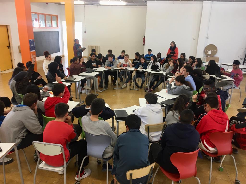 FEDACVic's tweet photo. S4 fem un debat sobre el tema tabú de “la mort” tot utilitzant el format Fish bowl i intercanviant idees i opinions molt interessants sorgides a partir de la lectura d’un llibre #avuixdemà #passióxdeducar #projecte4t #aprenem https://t.co/h0gG9oQeVY