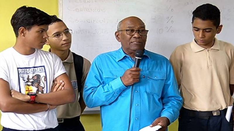 Más de 300 liceos caraqueños participan en Congreso Pedagógico de Educación Media mazo4f.com/209142  #FelizChavidad