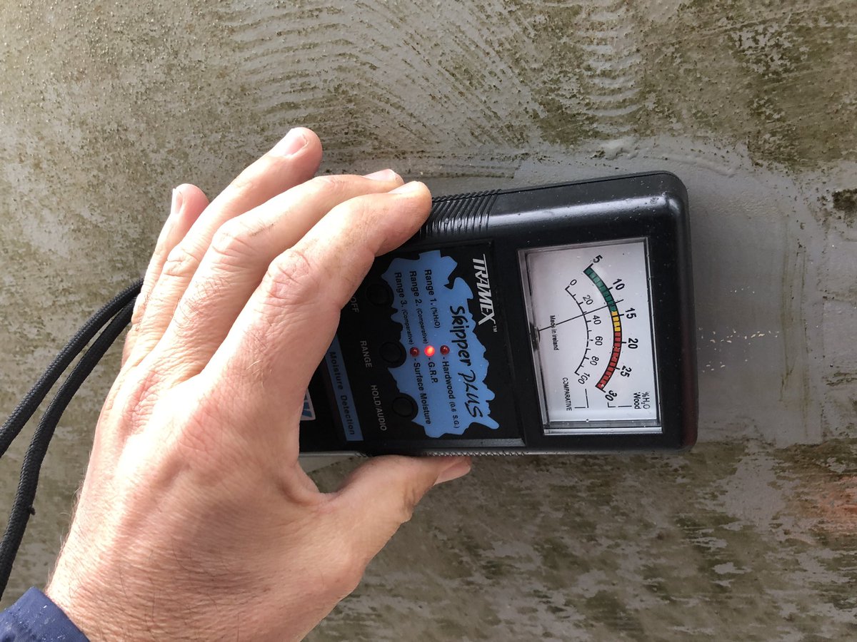 Keuring van een zeiljacht gemaakt voor de pure zeilbeleving, deze jonge Dehler 34 gebouwd in 2016. Vocht meten op de romp onder de waterlijn is ook onder de natte weersomstandigheden van vandaag en 5 minuten na uit het water liften geen enkel probleem