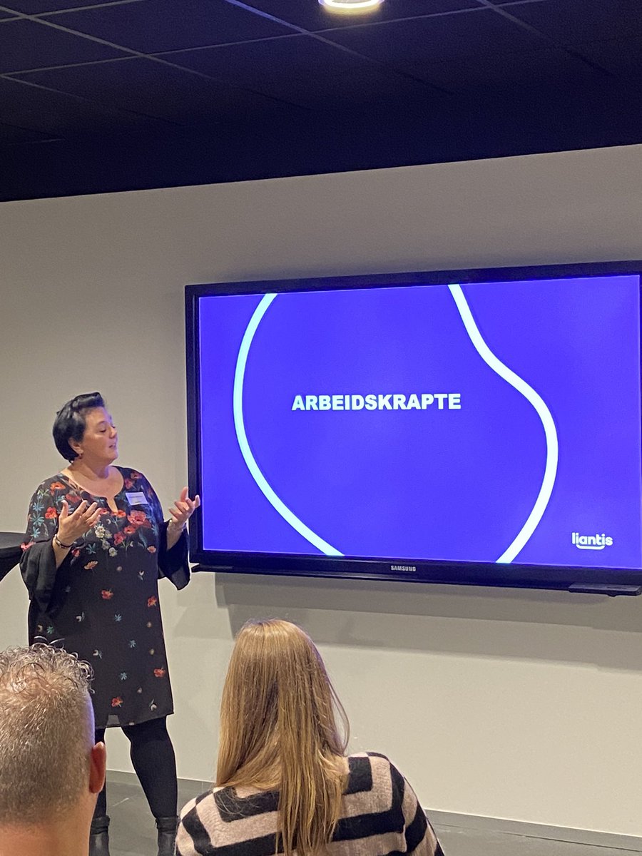 UNIZOVlaBraBru's tweet photo. Inspirerende en boeiende Keynote van Andy Coomans (nmg) over Winnende Bedrijfscultuur en met @LiantisBe over belang van HR & personeelsbeleid #TOP #FocusopTalent #HR https://t.co/z3FHTCnZ6s