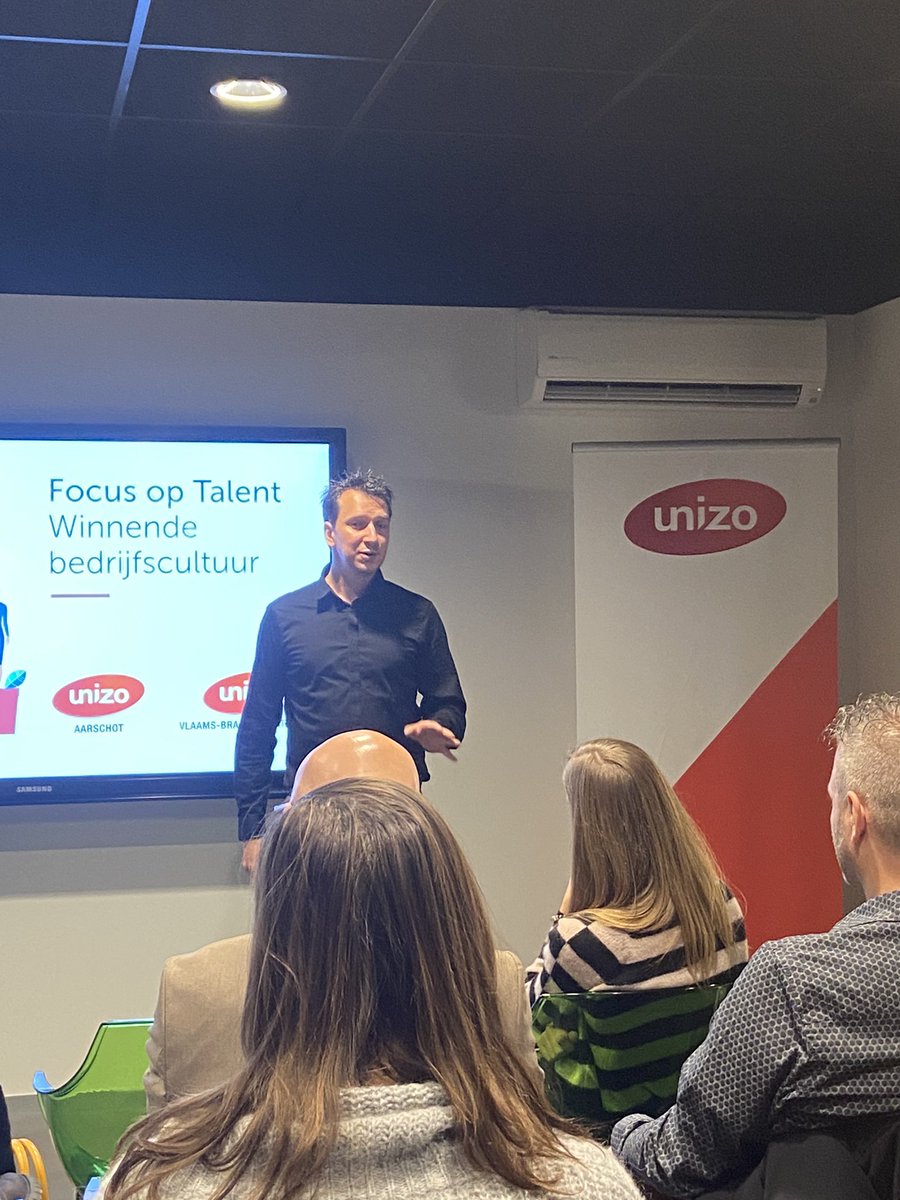 UNIZOVlaBraBru's tweet photo. Inspirerende en boeiende Keynote van Andy Coomans (nmg) over Winnende Bedrijfscultuur en met @LiantisBe over belang van HR & personeelsbeleid #TOP #FocusopTalent #HR https://t.co/z3FHTCnZ6s
