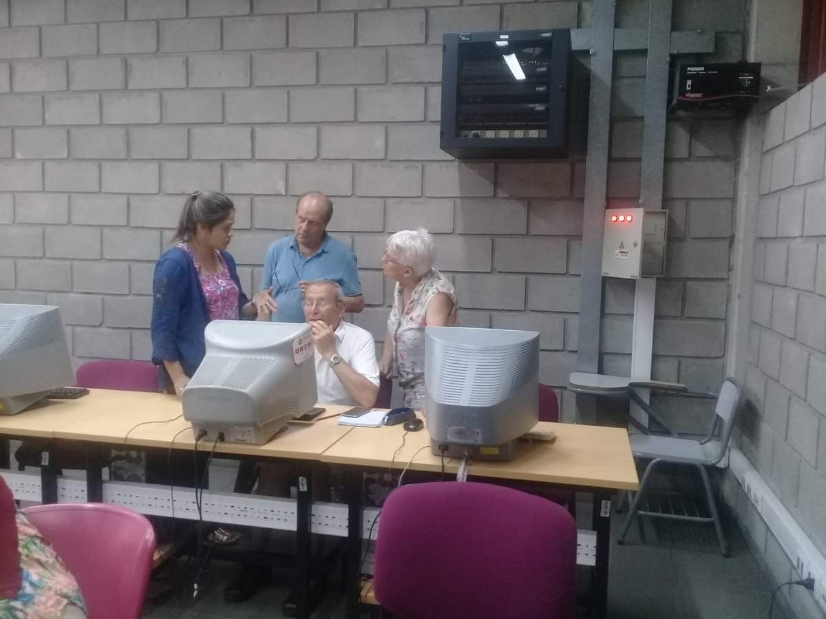 bony77261306's tweet photo. Los alumnos estudiando... https://t.co/3gNNnrEfXx