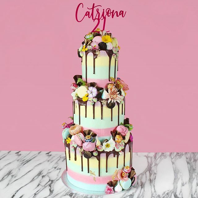 I WISH I had this cake for my 21st 😍
If this doesn’t brighten up your Thursday I don’t know what will... This was such a fun cake to make. 3 tiers of rainbow stripes, a dark chocolate ganache drip and topped with all sorts of goodies (who can spot th… ift.tt/2Drg1ZW