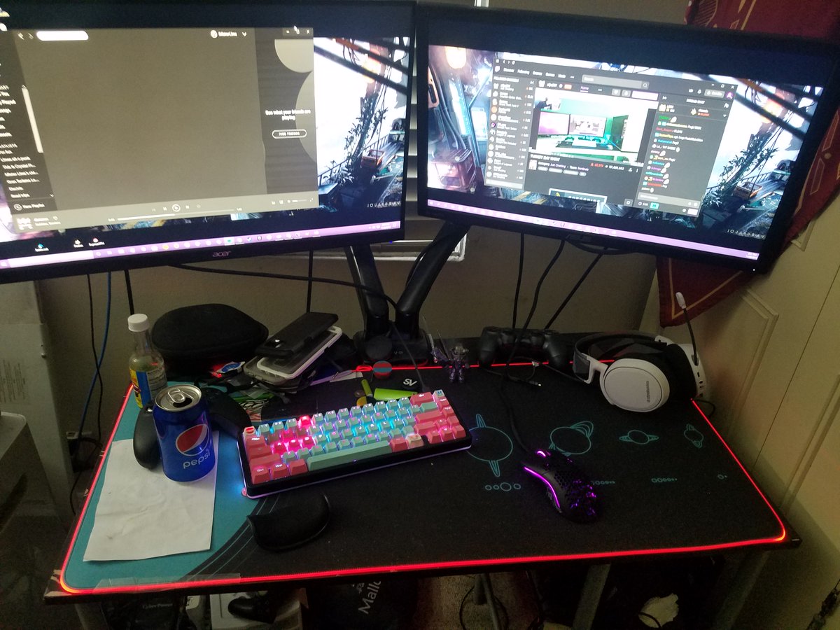 LimeMister's tweet photo. #xqcpc @xQc fuck cleaning the desk https://t.co/5rzdb0Kka4