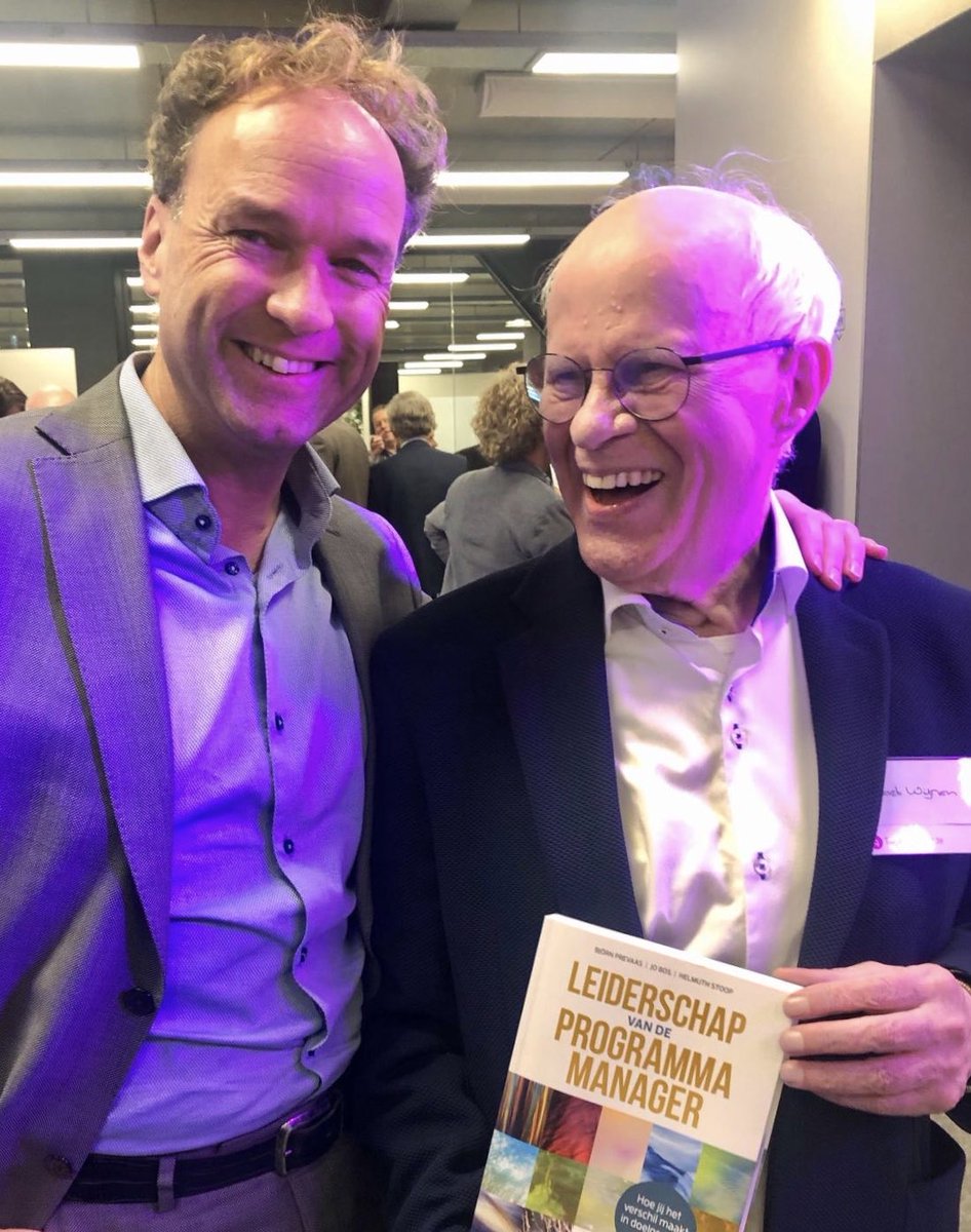 Momentje hoor! Tijdens drukbezochte alumnibijeenkomst ⁦<a href="/Twynstragudde/">TwynstraGudde</a>⁩ eindelijk ‘mijn’ boek kunnen geven aan een van mijn leermeesters en inspiratoren vh eerste uur, Gert Wijnen. Voel ik me toch weer ff junior 😉#wijsheid #inspiratie #programmamanagement #heelbijzonder