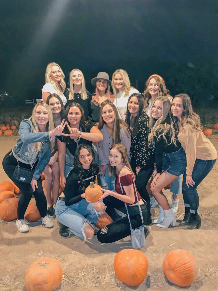Happy Thanksgiving from Beta Ps! We are so thankful for all of our sisters today and everyday! We hope everyone enjoys their day with good food and good company💚