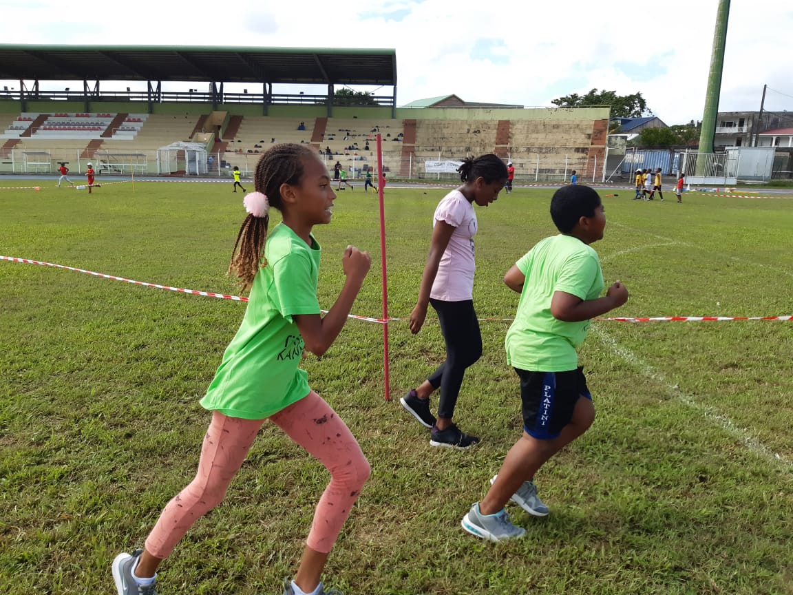 UsepGuadeloupe's tweet photo. Encourager le sport hors temps scolaire? Avec l'#animcross les enfants produisent un effort continu sous les encouragements des encadrants.🏃♂️🏃♀️🏃🏽♂️🏃🏿♀️ Ce mercredi 26 Nov, la bâche du Plaisir a été plébiscitée. 🤗🤩 Merci à la ville de Petit-Canal qui a mis à disposition son stade. https://t.co/nr65smRY7l