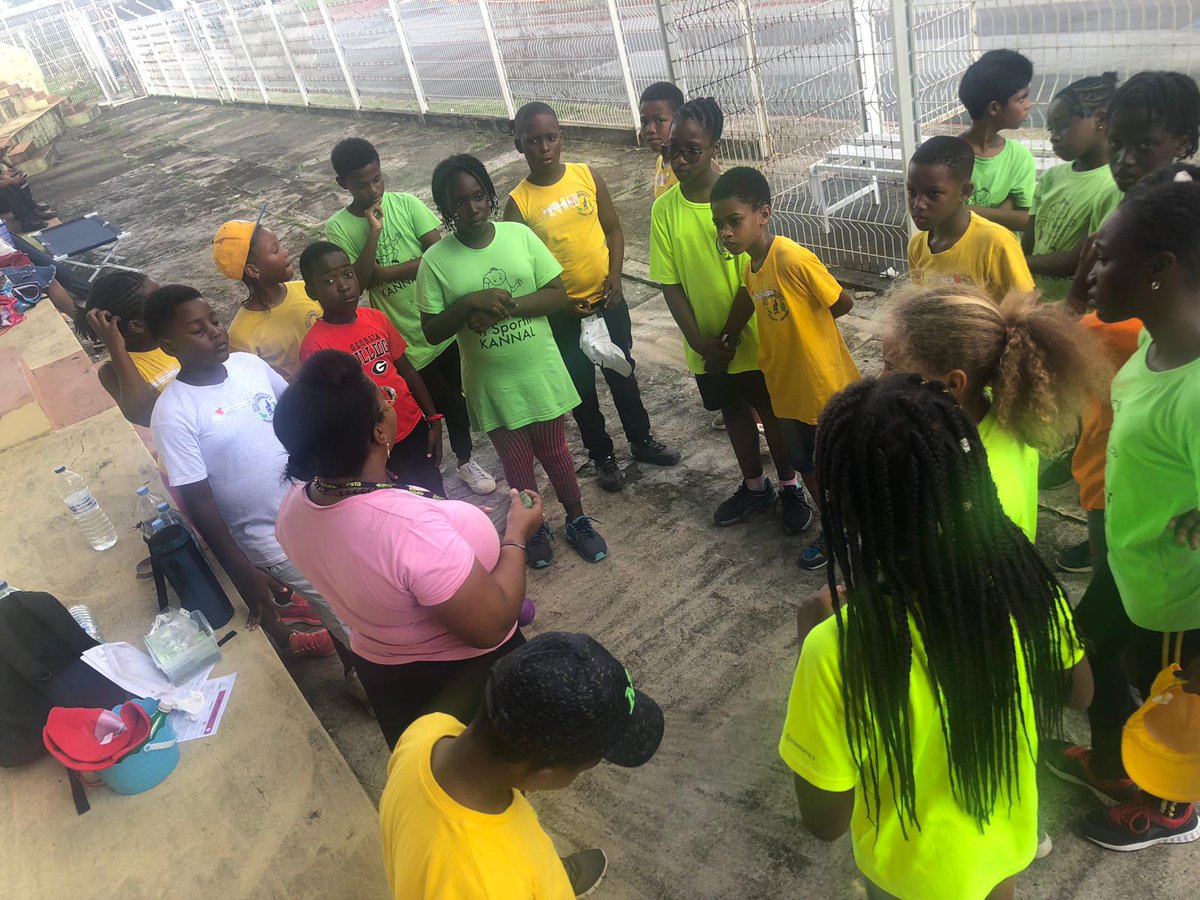 UsepGuadeloupe's tweet photo. Encourager le sport hors temps scolaire? Avec l'#animcross les enfants produisent un effort continu sous les encouragements des encadrants.🏃♂️🏃♀️🏃🏽♂️🏃🏿♀️ Ce mercredi 26 Nov, la bâche du Plaisir a été plébiscitée. 🤗🤩 Merci à la ville de Petit-Canal qui a mis à disposition son stade. https://t.co/nr65smRY7l