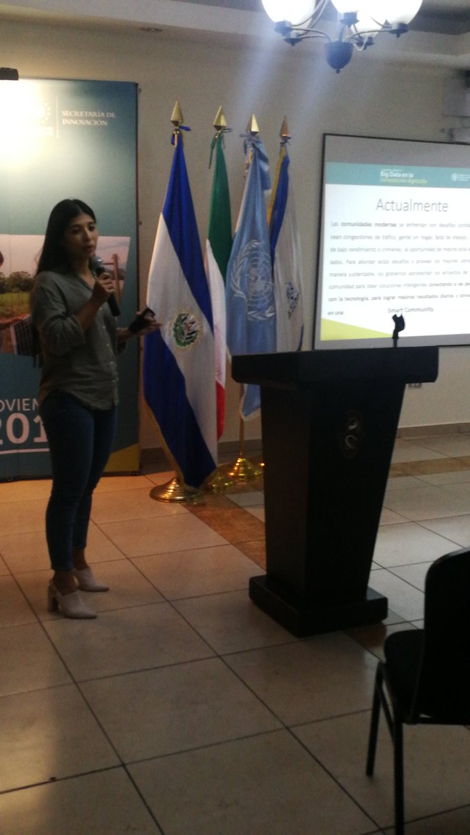 ErickChang_sv's tweet image. La investigadora Nurian Luna de @UGB_SV exponiendo su trabajo de Comunidades Inteligentes, es importante que exista representación de mujeres en Ciencia y Tecnología #AgroBigdata @Innovacion_SV @FAOElSalvador @NCONACYToficial