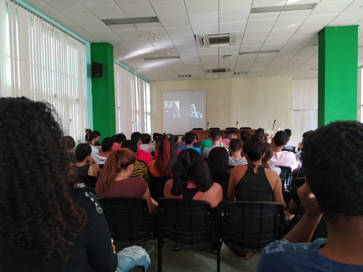 LuisCarlosUCI20's tweet photo. La estudiantes de 1er año de la @Lobos_UCI disfrutan de la película Inocencia, excelente escenario para contemplar las agresiones de los españoles sobre los inocentes 8 estudiantes de medicina https://t.co/HsMjFZUFiL