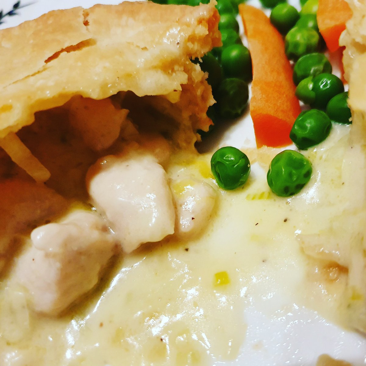 KitchenHalal's tweet image. Creamy Chicken &amp;amp; Leek Pie...one word...#delicious!
Winter weather comfort foods..#satisfactionguaranteed 
Order your pie online now:
gourmethalalkitchen.co.uk 
#pie #halalpie #halalmeat #halal #hmc #halalchicken #tasty #comfortdinner #comfortfood #winterfoods #yummy #yum