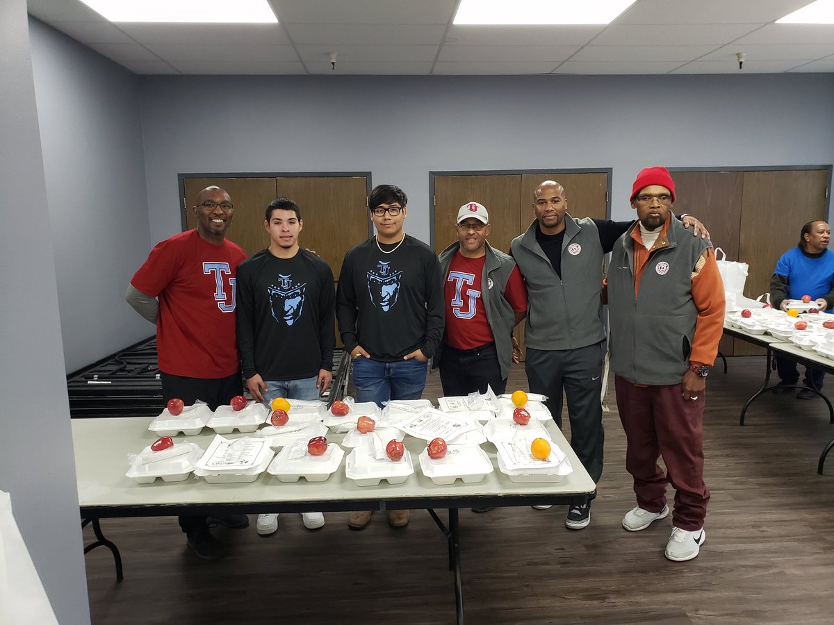 keithatkinson06's tweet photo. Does the heart good to be able to give back on this Thanksgiving Day.  Thank you DCA and @dallasathletics  for letting us deliver meals today.  #TJSTRONG @ColtCary @EHCaryMS1 https://t.co/paOgnJRqLF