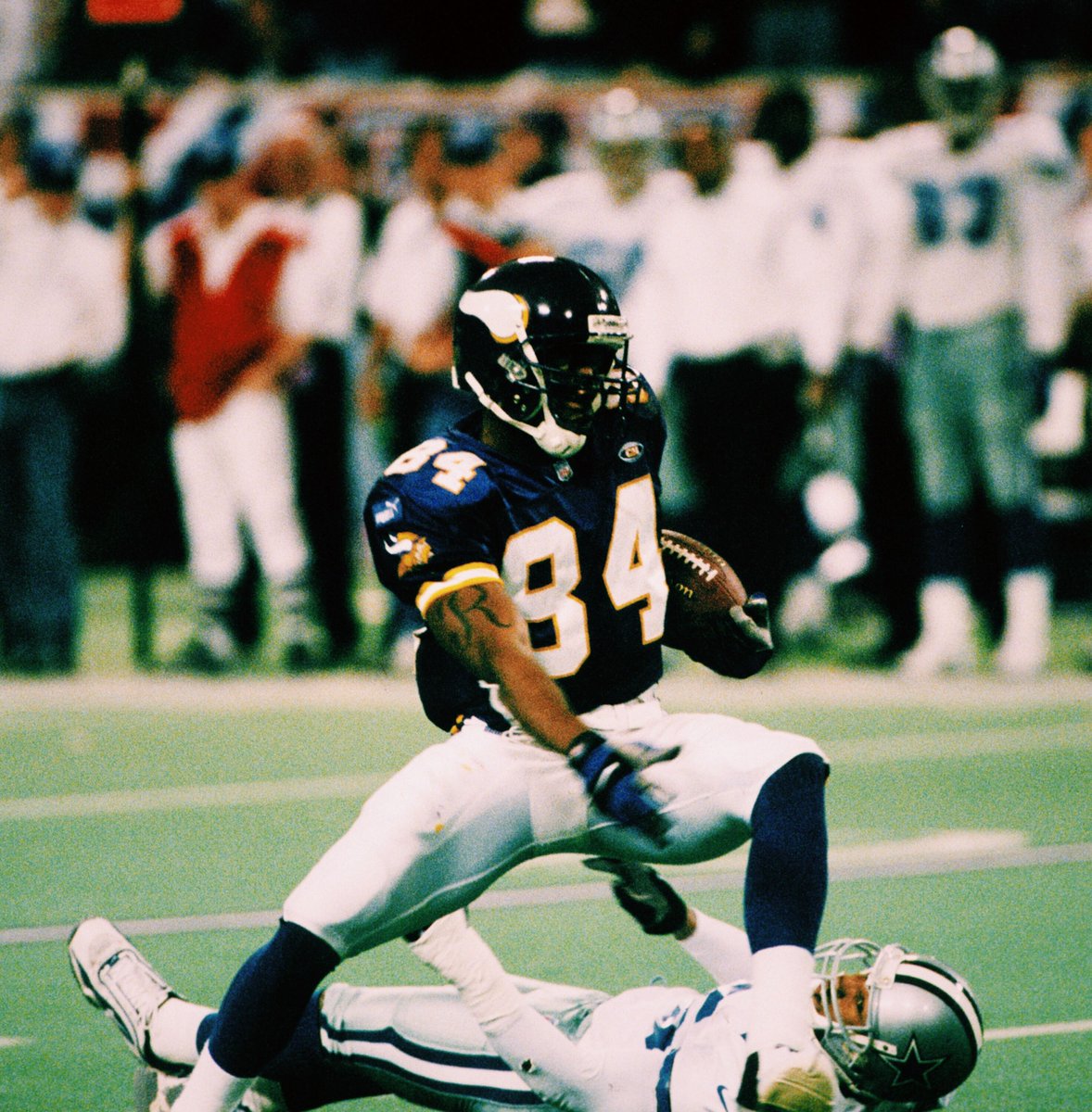 brgridiron's tweet photo. Randy Moss thought the Cowboys were drafting him in 1998.

They took DE Greg Ellis 8th.

Thanksgiving debut vs. Dallas:
3 catches, 163 yards, 3 TD

Career numbers vs. Dallas:
35 catches | 662 yards | 10 TD

“Always carry a certain chip on my shoulder for the Cowboys.” https://t.co/NtvXGLGVHs
