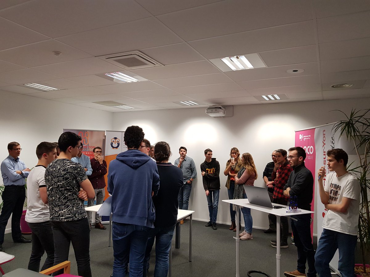 code2_be's tweet image. La constitution des équipes est en cours ...
Identifier les problématiques potentielles au cours du projet, organisation en sprints, et bien sûr pizzas sont au programme ! 🍕🍕
#WorkTeam