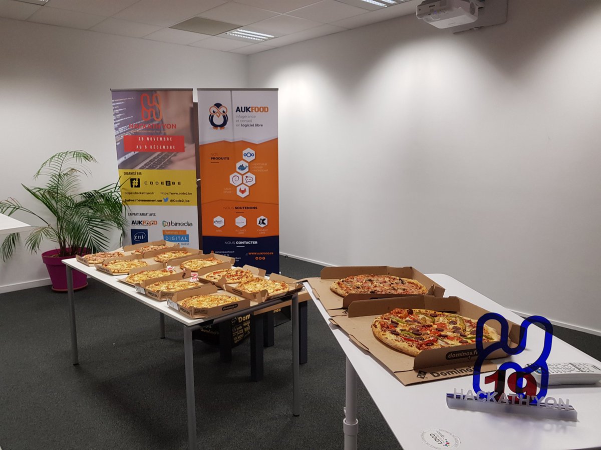 code2_be's tweet image. La constitution des équipes est en cours ...
Identifier les problématiques potentielles au cours du projet, organisation en sprints, et bien sûr pizzas sont au programme ! 🍕🍕
#WorkTeam