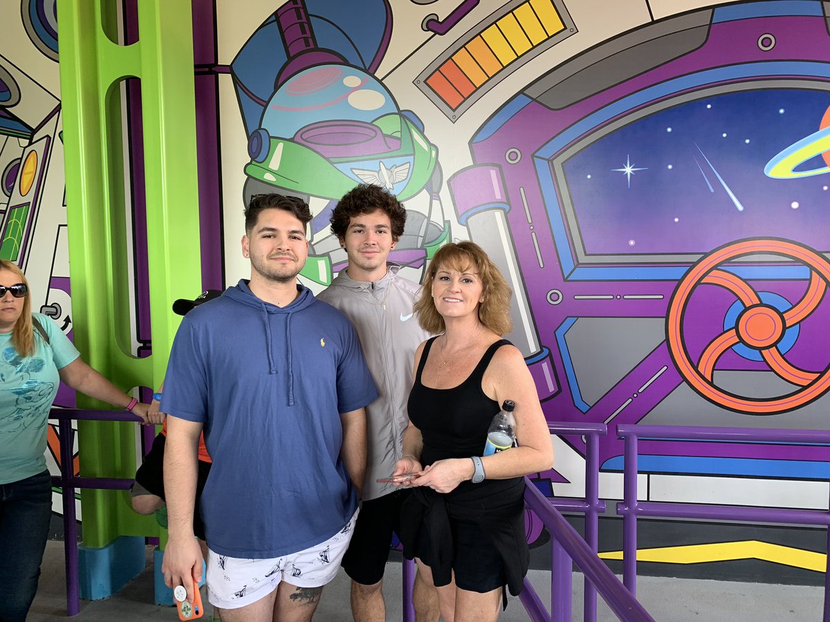 JeniferARuiz's tweet photo. Great family vacation at Disney World! Happy Thanksgiving! https://t.co/5n4exceoLm