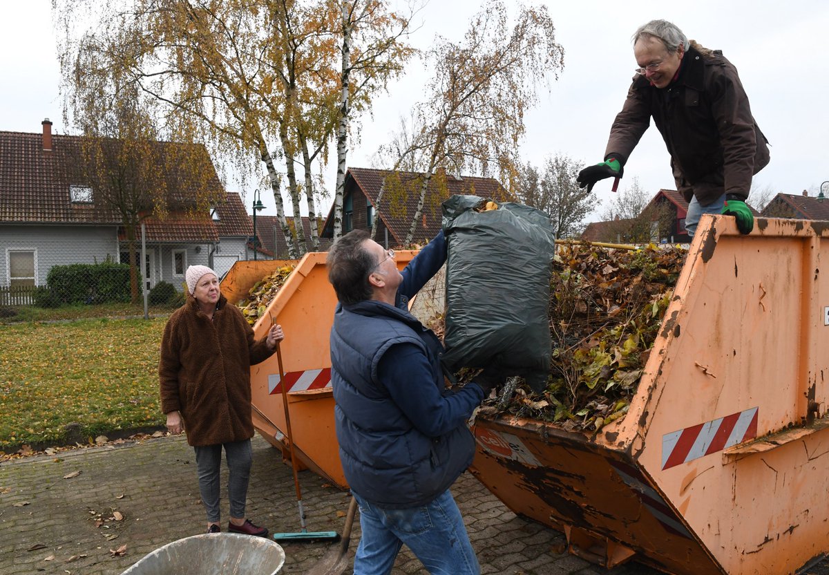 JoergRodenwaldt's tweet photo. Laubsammelaktion in #Neuenhäusen wieder gut angenommen. Auch in diesem Spätherbst gibt es noch viel  #Laub. Wie im letzten Jahr bot der #Ortsrat erneut die Möglichkeit an, das #Laub kostenlos abzuliefern.

Viele Einwohner nahmen das Angebot des Ortsrates freudig an.

#Celle https://t.co/70y4aT7vRI