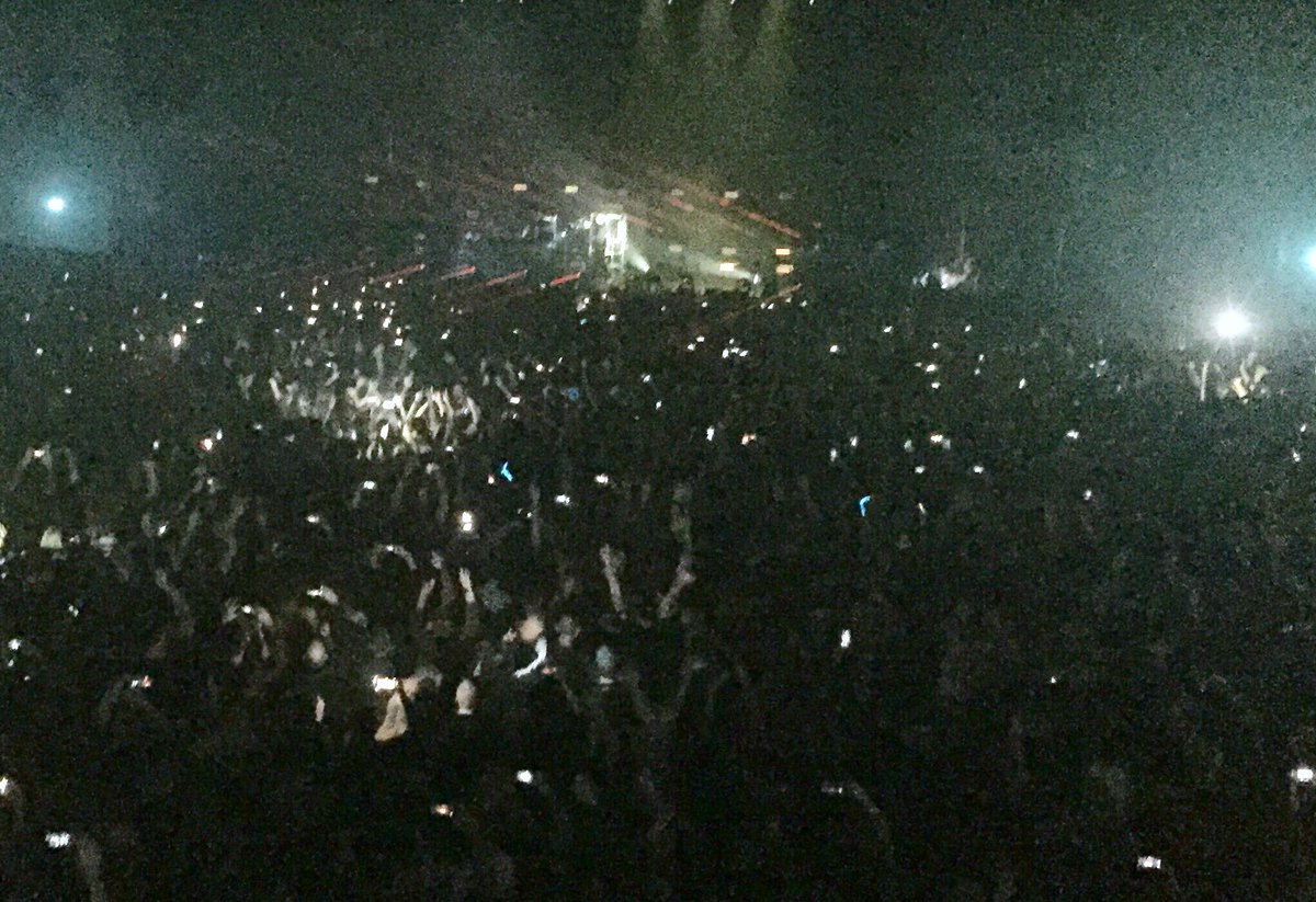 Sue_Charles's tweet image. 🎧"Hey girl. Hey boy. Superstar DJ. Here we go..." 💥

Mesmerising stuff from the Chemical Brothers at @MotorpointDiff, #Cardiff. Just one of thousands of fellow 90s ravers, reliving their youth!🕺
