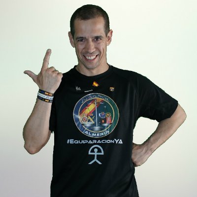 FonsiLoaiza's tweet photo. Valtonyc, 25 años, rapero. De izquierdas. Ha tenido que dejar su familia para exiliarse. Iba a entrar en prisión por rapear en catalán contra el Rey.

Alejandro León, 39 años, policía. Neonazi. Ha sido absuelto después de decir con una navaja que asesinaría a menores migrantes. https://t.co/NQlTxnniOx
