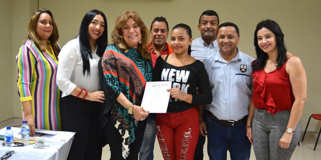 COMPETITIVIDADS's tweet photo. El grupo de 40 hombres y mujeres que realizaron el proceso de capacitación en Vigilancia ya tiene su certificación, está avalada por #Escolvig Ellos son víctimas de conflicto y hoy pueden darle un cambio significativo a su vida. Gracias por su apoyo @serviciodEmpleo @PnudColombia https://t.co/WYpDIgKfHG