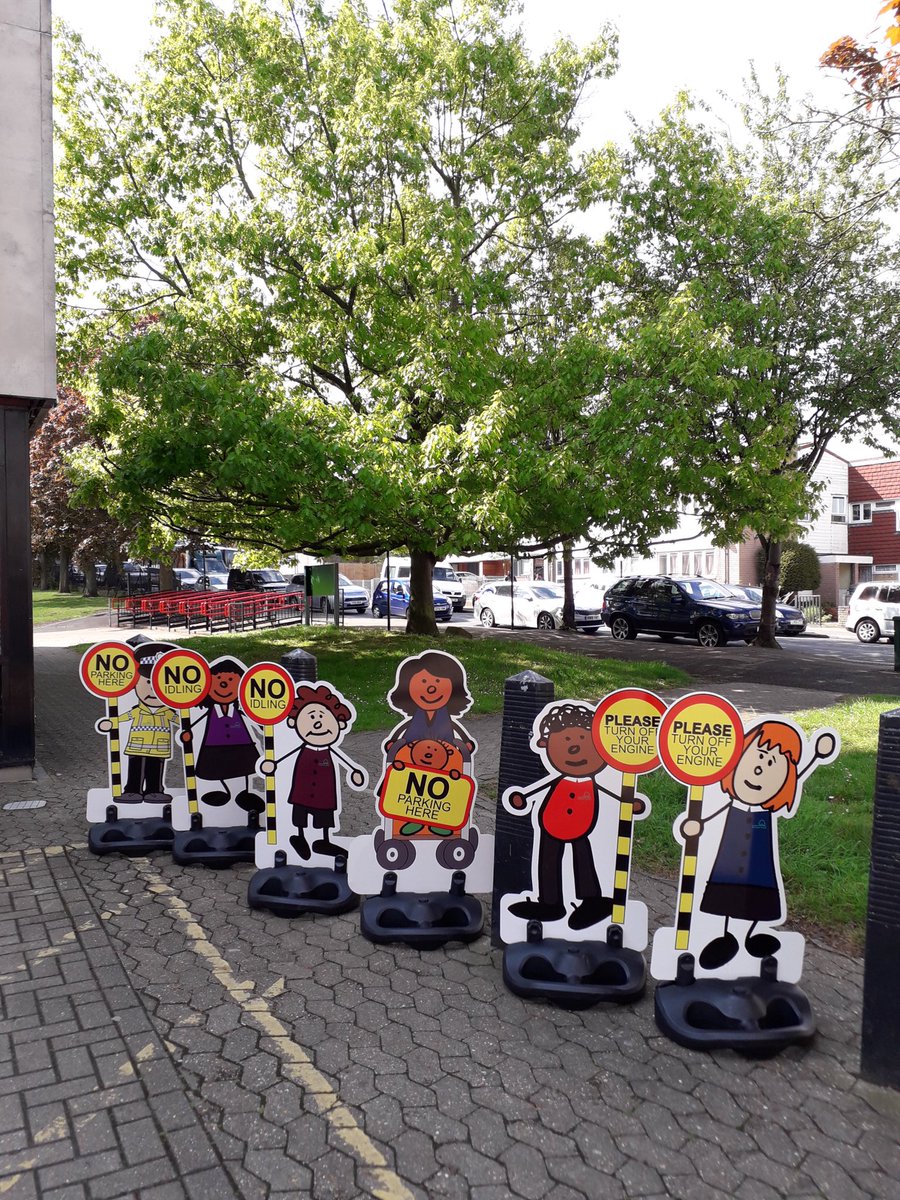 School_RdSafety's tweet photo. The #ParkingBuddies say #DontBeIdle #TurnYourEngineOff when you do the #SchoolRun to protect our #ChildrensLungs https://t.co/qCRtfGwoIo